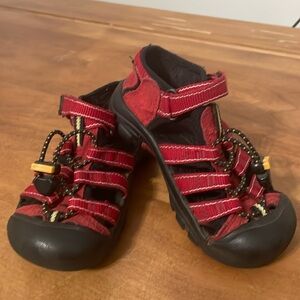 Keen Newport H2 Boy's Girl’s Size 12 Red Black Closed Toe Toggle Laced Hook Loop